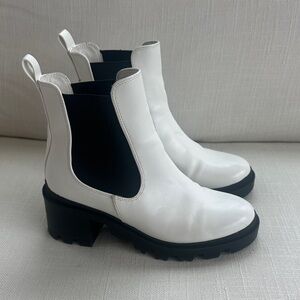 Lulus White Chelsea Boots | Women’s Size 6 | Lug Sole | Worn Once